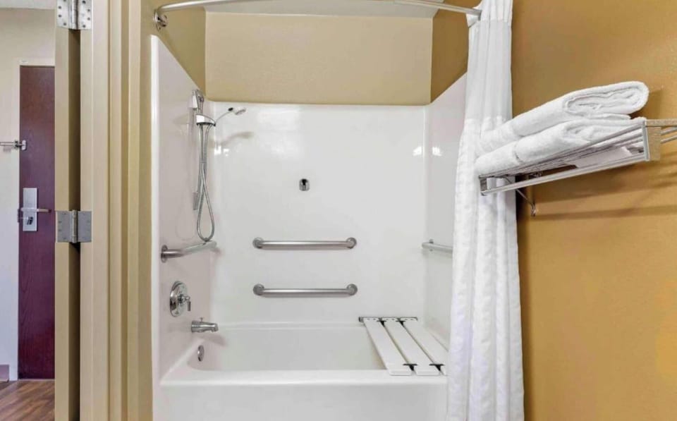 Combined shower/tub, free toiletries, hair dryer, towels