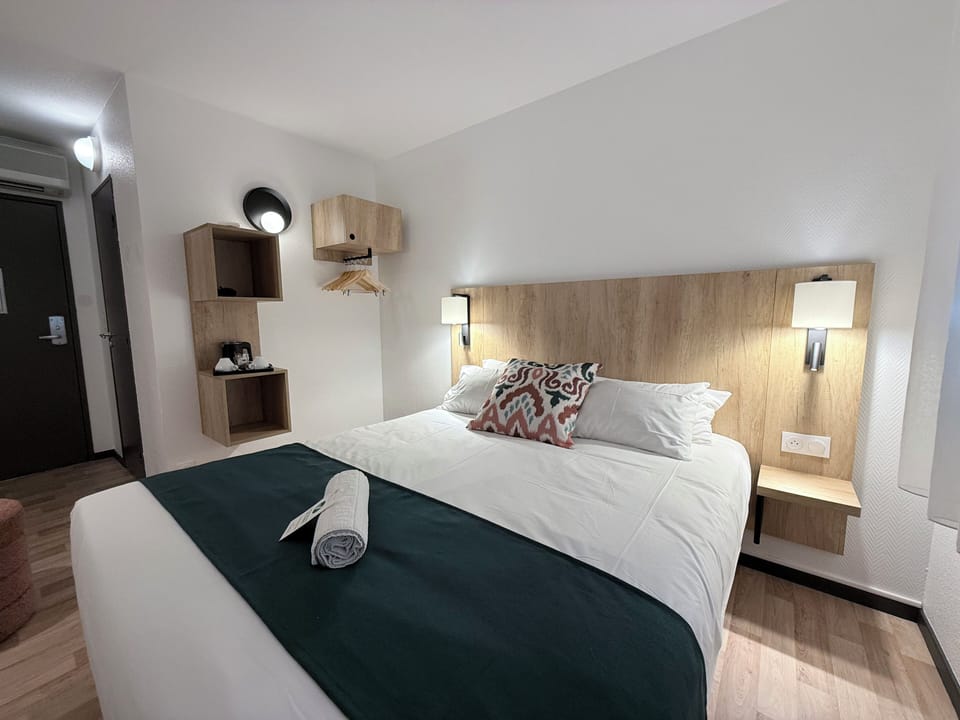 Superior Double Room | Desk, laptop workspace, blackout drapes, soundproofing
