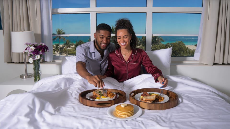 Oceanfront Room - 1 King Bed | In-room dining