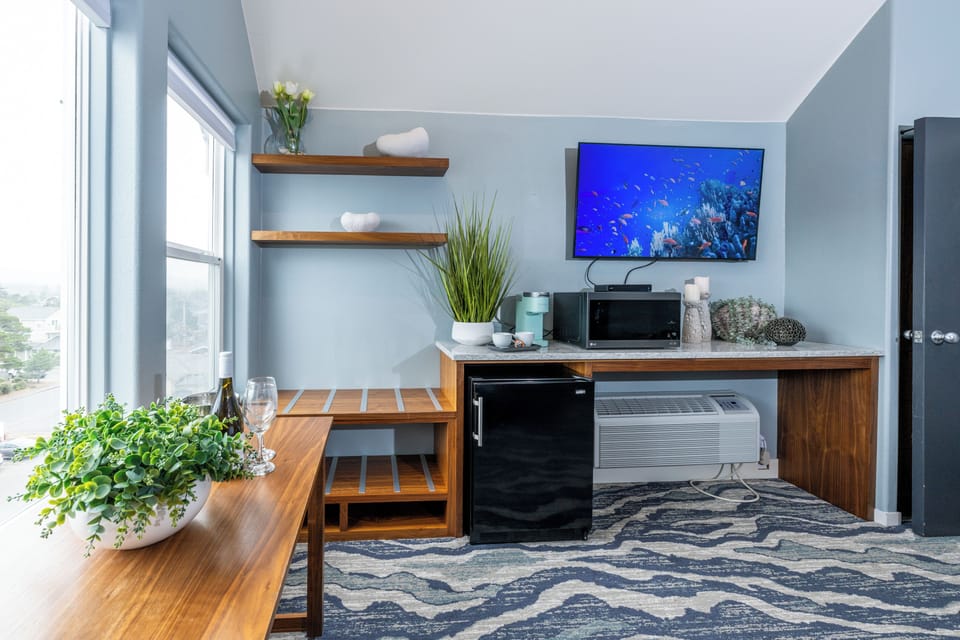 Luxury King Room, Jetted Tub, Mountain View - Not Pet Friendly | Individually decorated, individually furnished, free WiFi, bed sheets