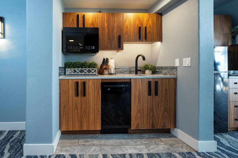 Oceanfront Suite 1 King & 1 Queen w/ Soaking Tub- Not Pet Friendly | Private kitchen | Mini-fridge, microwave, coffee/tea maker