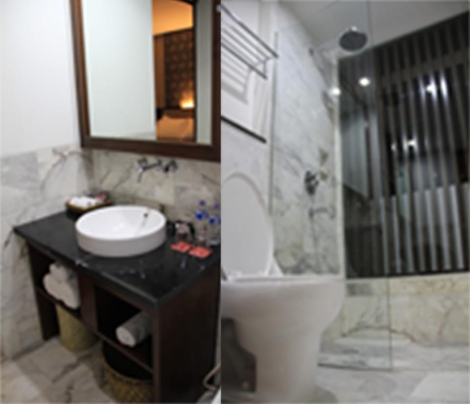 Shower, rainfall showerhead, free toiletries, hair dryer