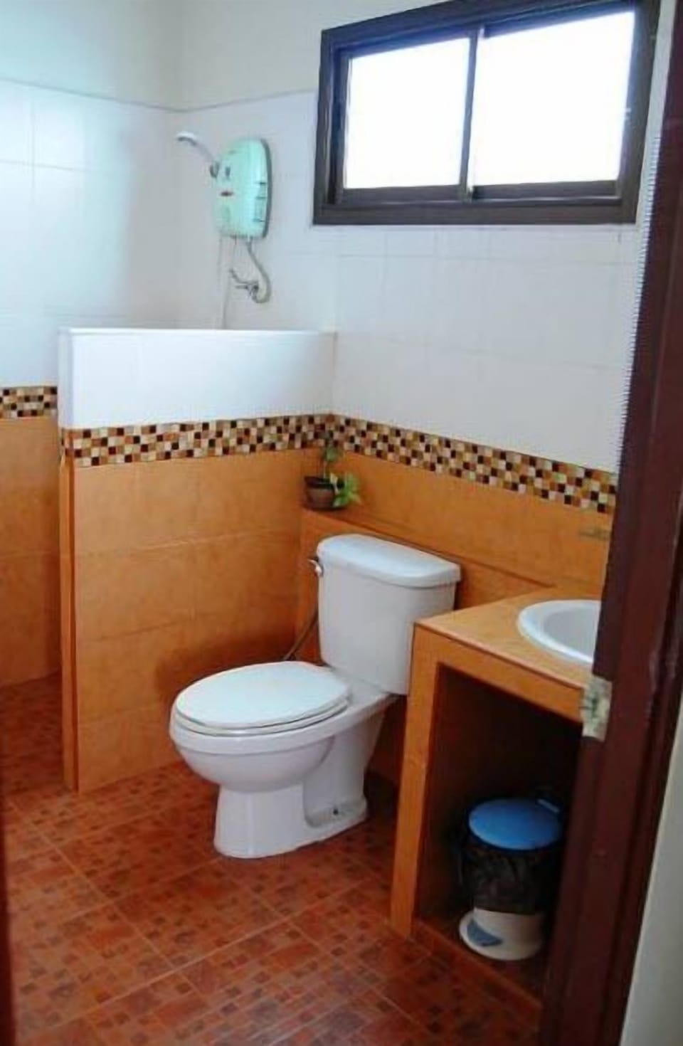 Shower, free toiletries, hair dryer (on request), bidet