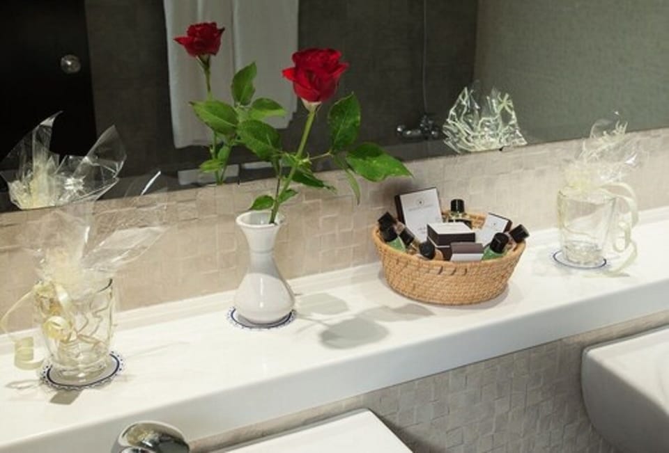 Single Room, Garden View | Bathroom | Free toiletries, hair dryer, towels