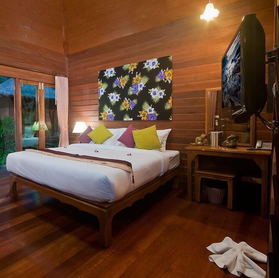 Minibar, in-room safe, cribs (free), WiFi (free)