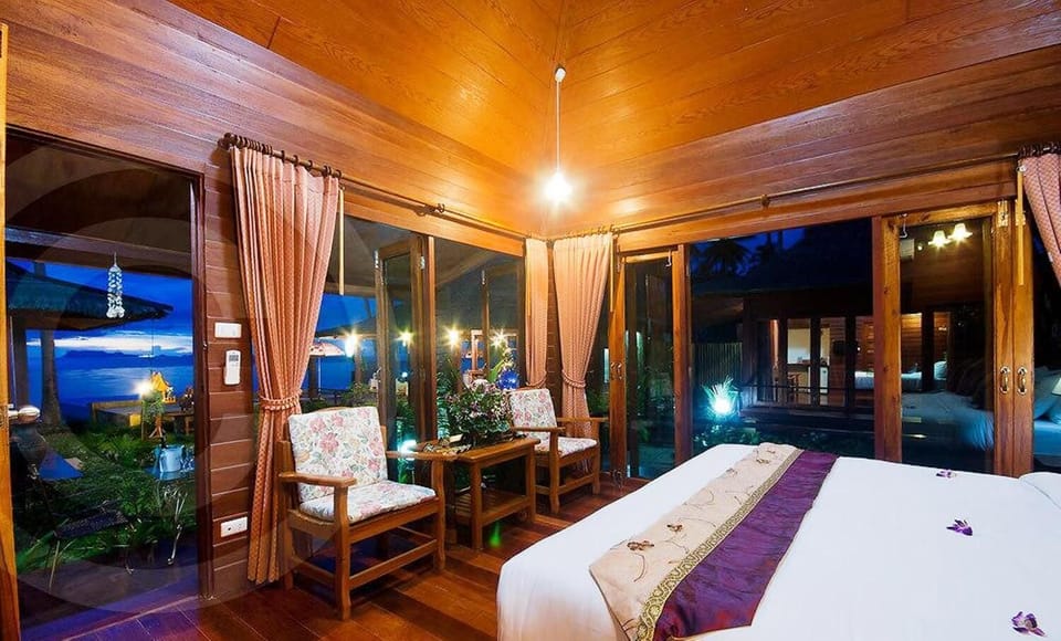 Minibar, in-room safe, cribs (free), WiFi (free)