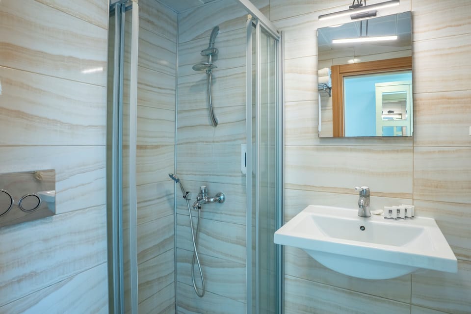 Standart Room | Bathroom | Combined shower/tub, free toiletries, hair dryer, slippers