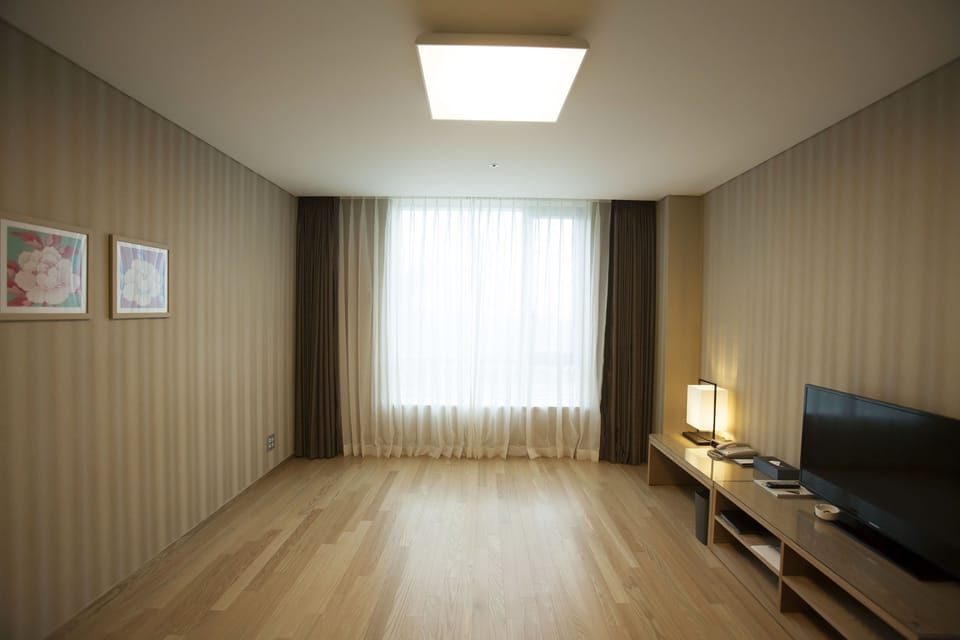 Traditional Room, Multiple Beds, Non Smoking (2 Japanese futons) | In-room safe, individually furnished, desk, blackout drapes