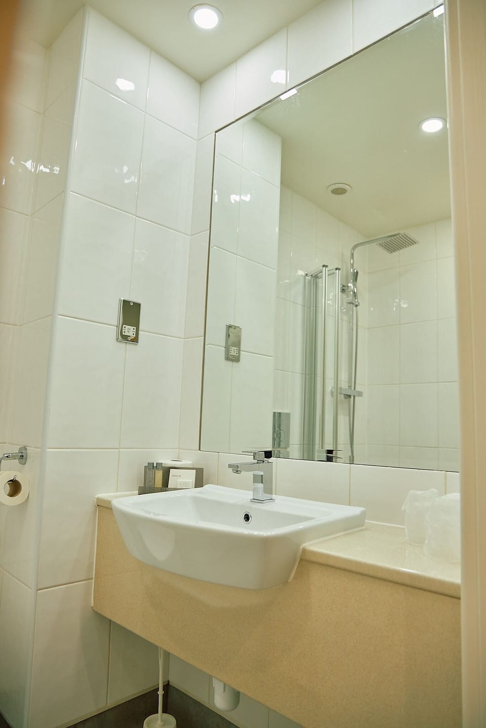Superior Double Room | Bathroom | Combined shower/tub, free toiletries, hair dryer, towels