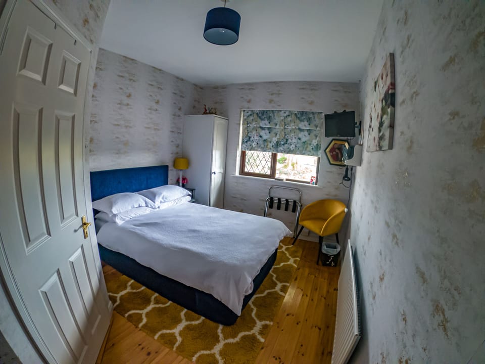 Double Room, Ensuite, Garden View | Iron/ironing board (on request), WiFi (free), bed sheets