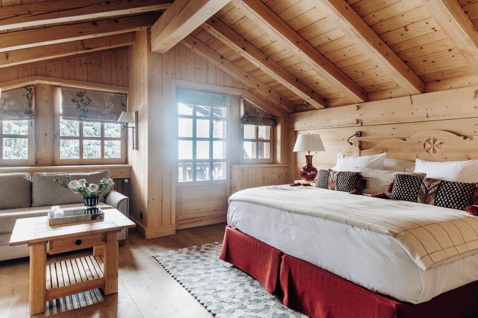 Chambre Familiale Gentiane avec Lit King-Size | Premium bedding, minibar, in-room safe, individually decorated