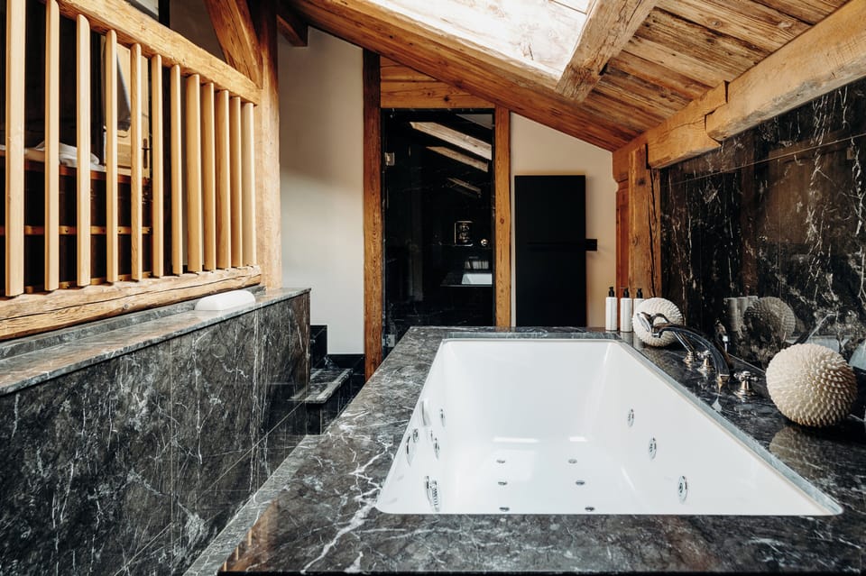 Suite 3 Chambres Noémie avec 1 Lit King-Size | Bathroom | Separate tub and shower, designer toiletries, hair dryer, bathrobes