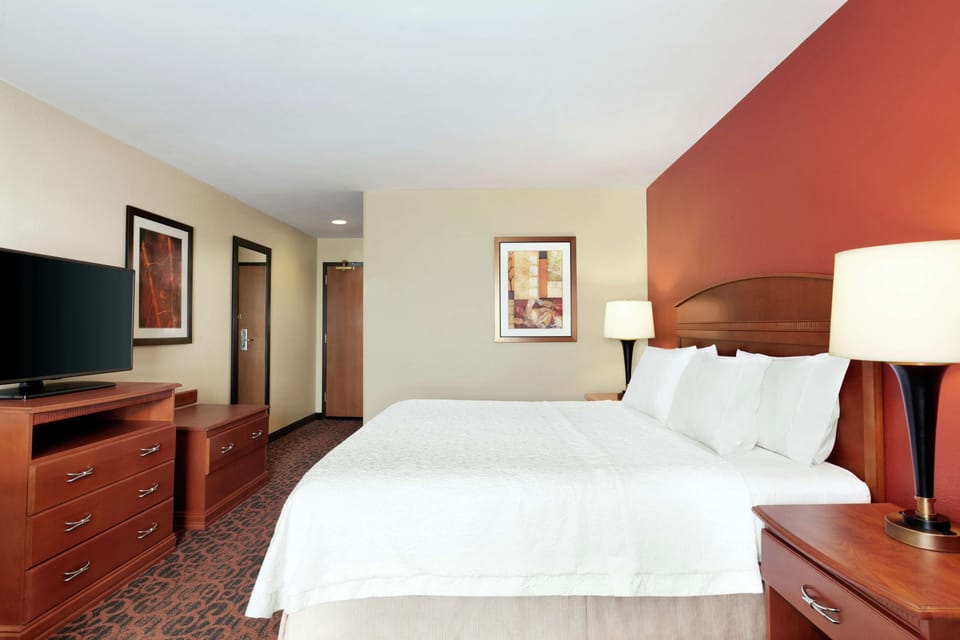 Premium bedding, in-room safe, desk, iron/ironing board