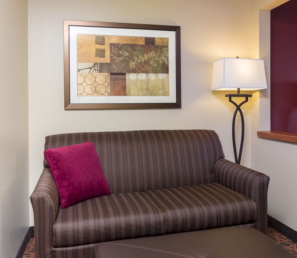 Premium bedding, in-room safe, desk, iron/ironing board