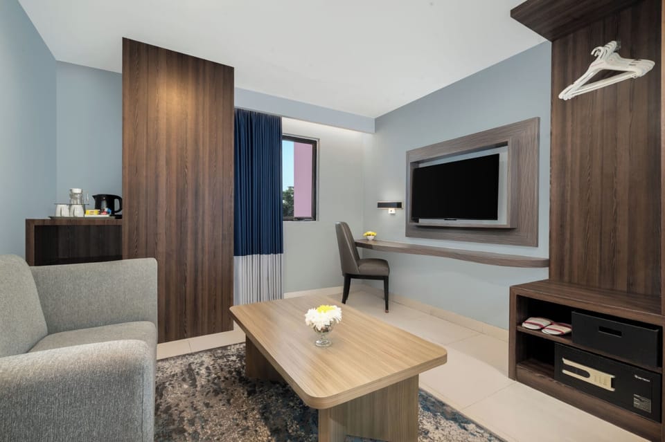Deluxe Premier | In-room safe, desk, free WiFi, bed sheets
