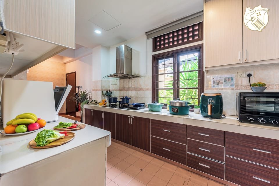 Design Villa | Private kitchen | Oven, stovetop, toaster, cookware/dishes/utensils