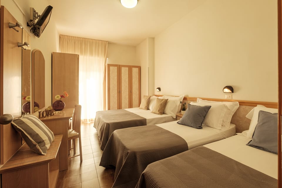 Quadrupla Standard | Desk, laptop workspace, free WiFi, bed sheets