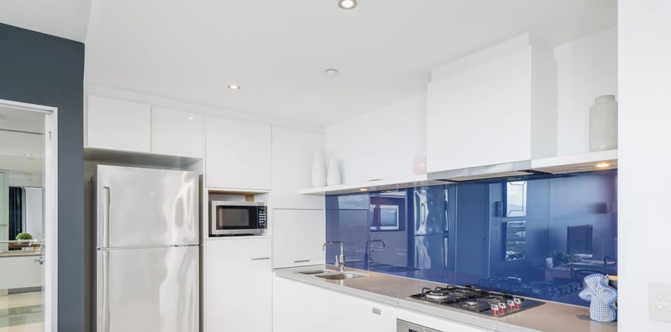 Fully equipped kitchen with modern furnishings 🍽