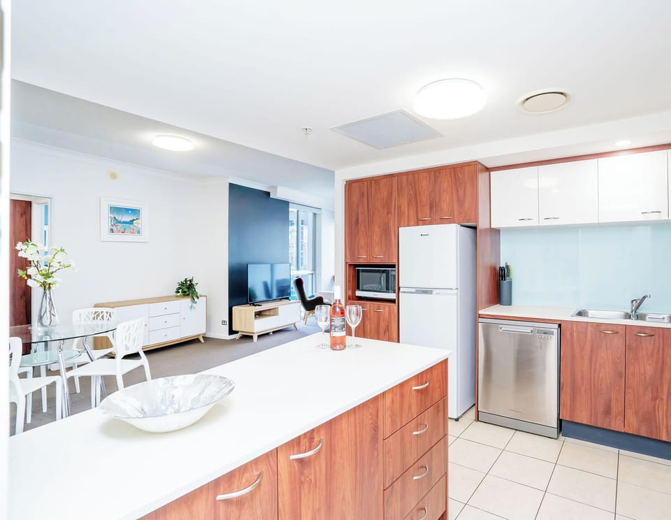 Fully equipped kitchen with modern furnishings 🍽