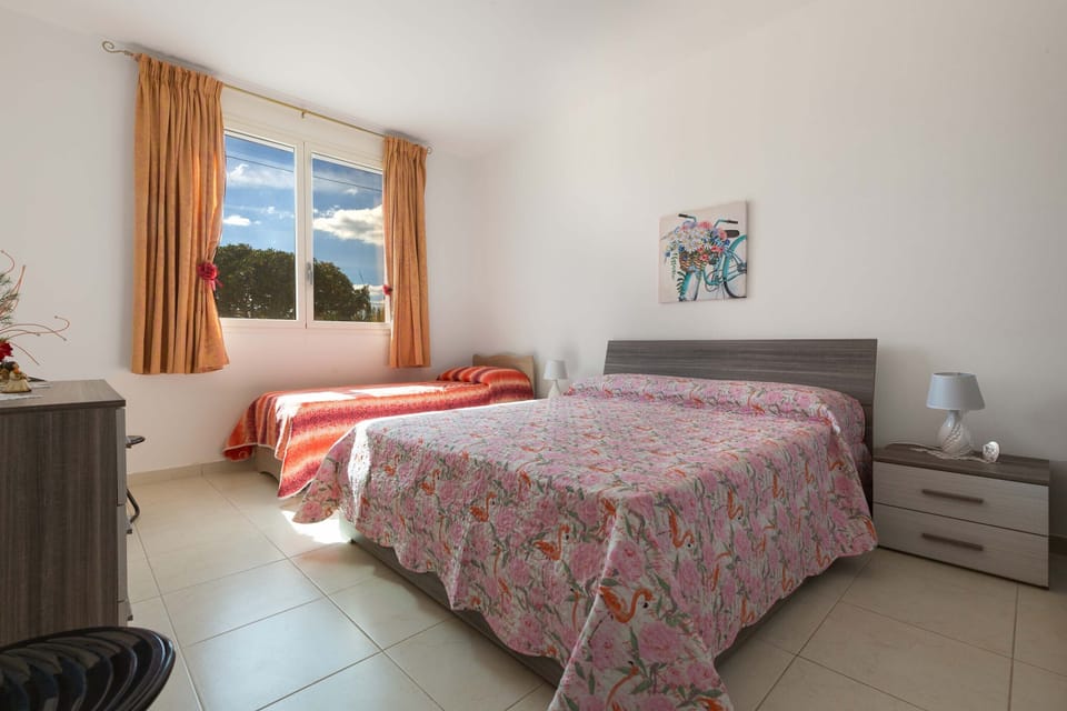 4 bedrooms, iron/ironing board, bed sheets