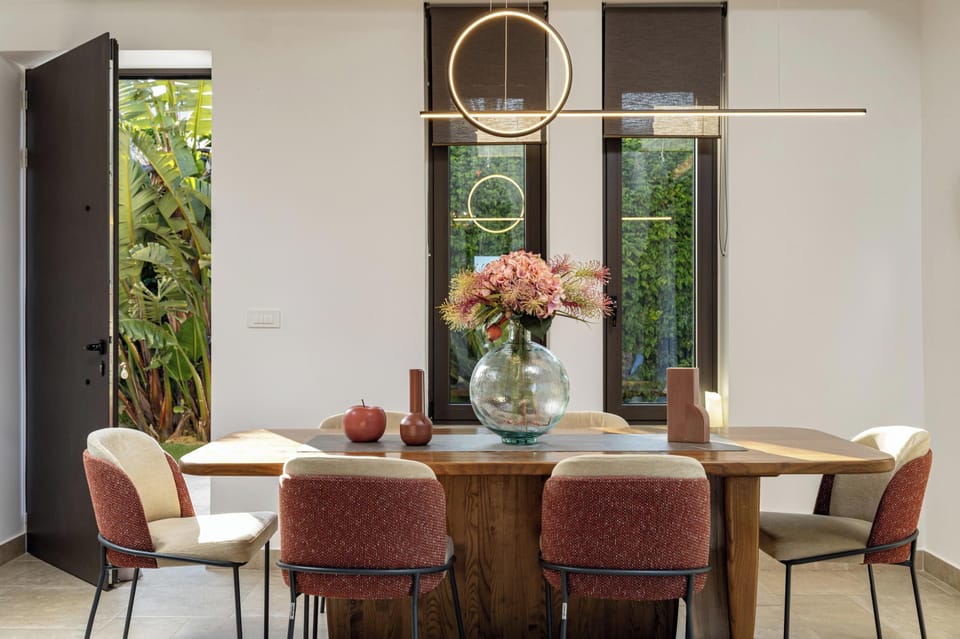 Dinning table comfortably seating up to 6 guests