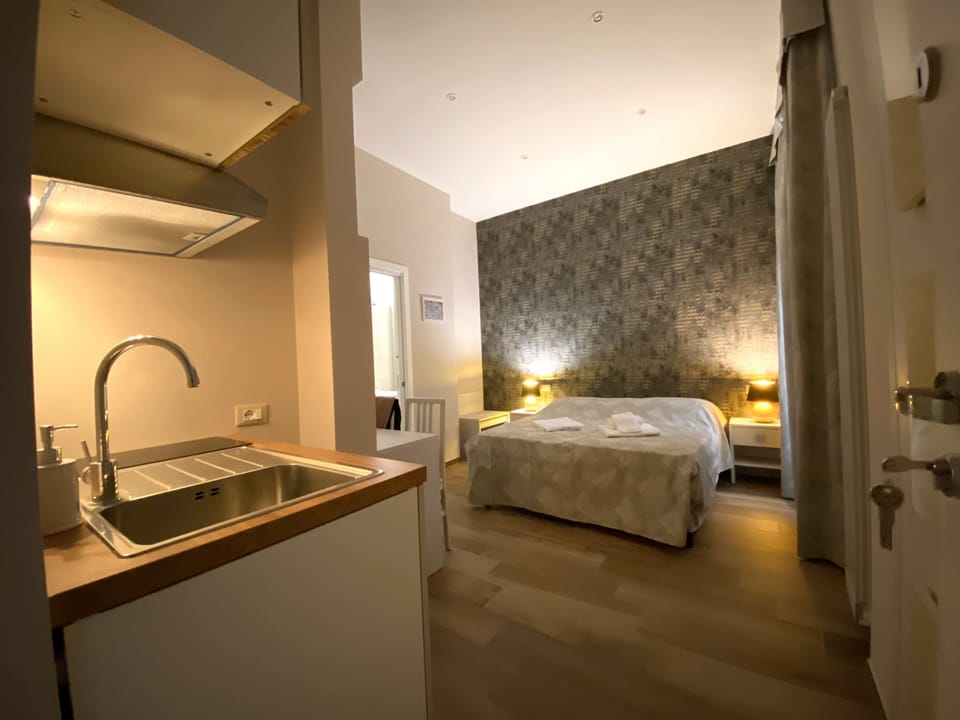 Comfort Studio Suite | Private kitchenette | Coffee/tea maker, electric kettle