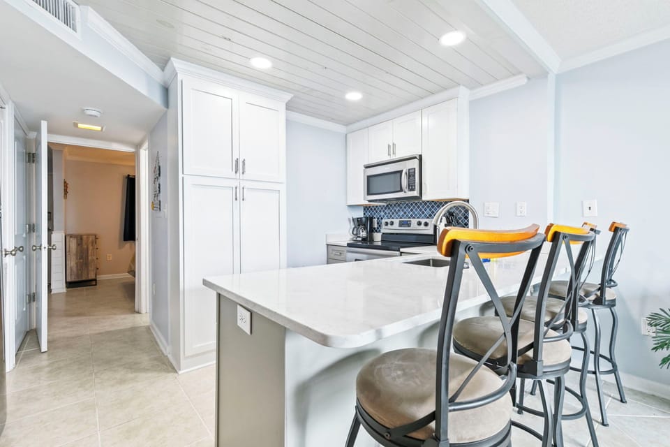 Superior Condo, 1 Bedroom, Balcony | In-room dining