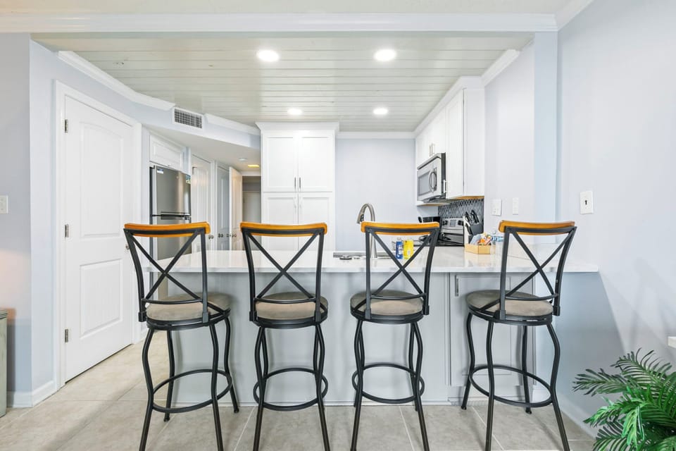 Superior Condo, 1 Bedroom, Balcony | In-room dining