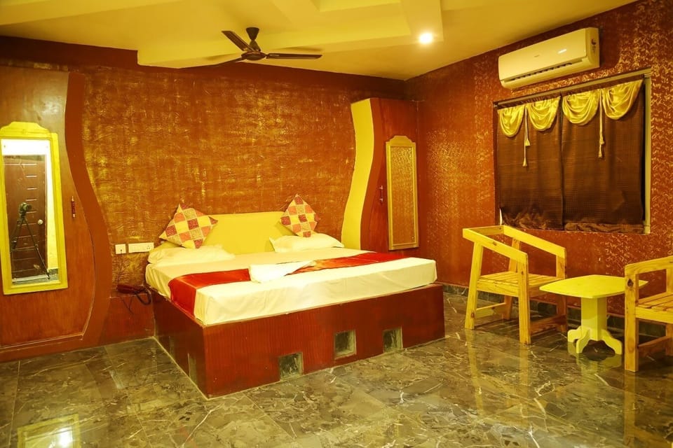 Deluxe Room | Hypo-allergenic bedding, desk, iron/ironing board, free WiFi