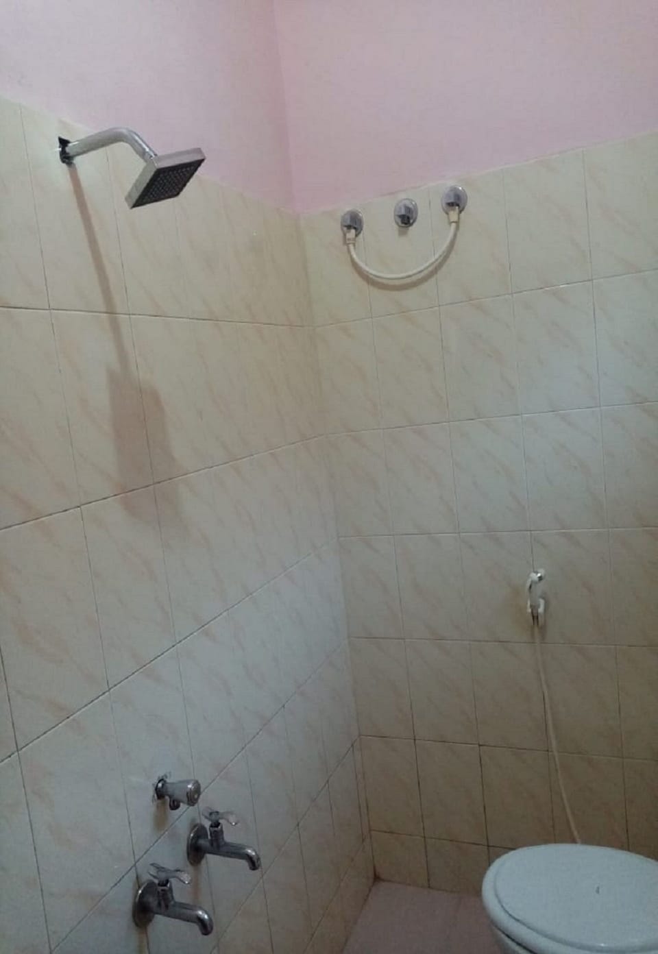 Standard Double Room | Bathroom | Rainfall showerhead