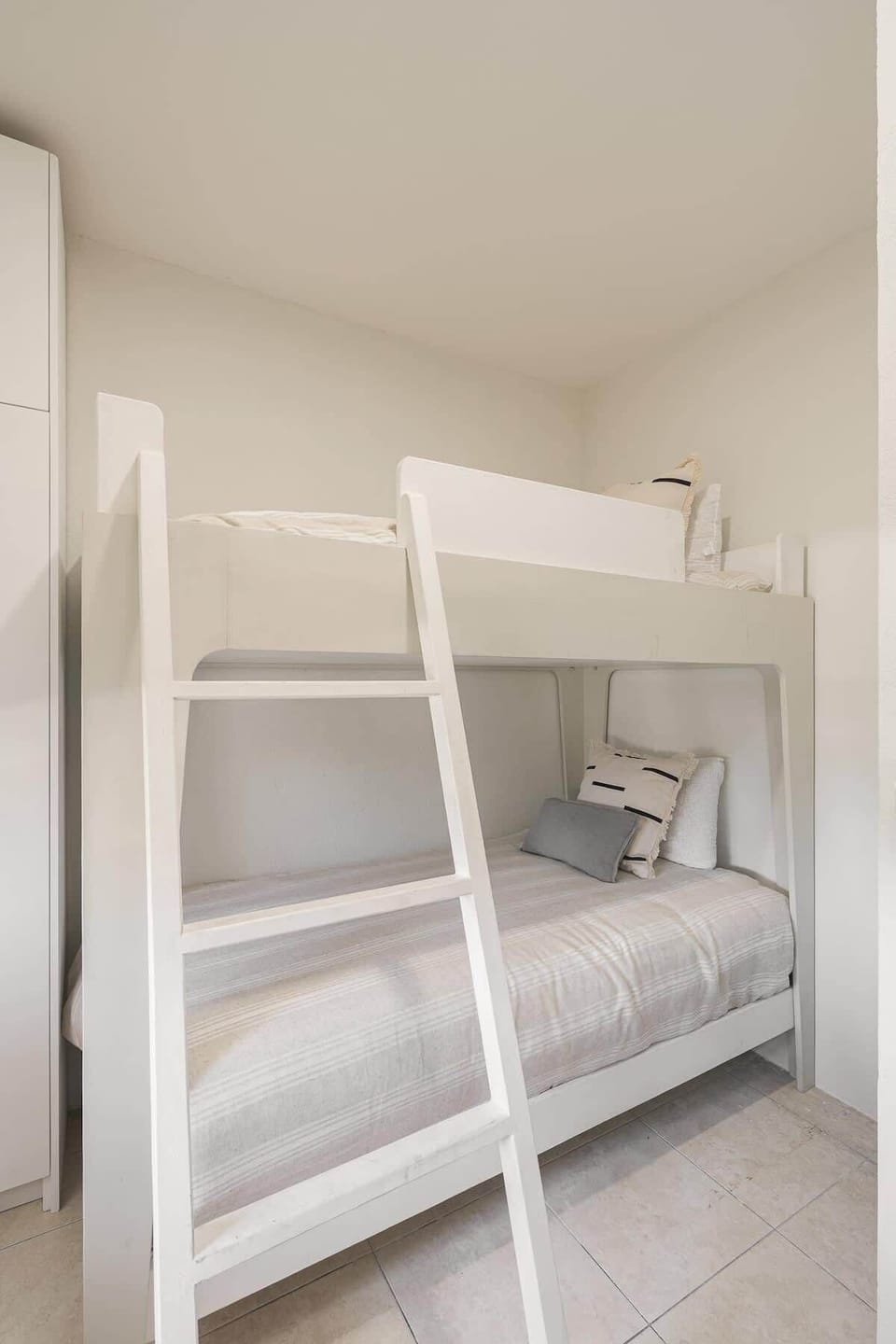  Bonus room with twin-size bunk bed—perfect for kids or extra guests
