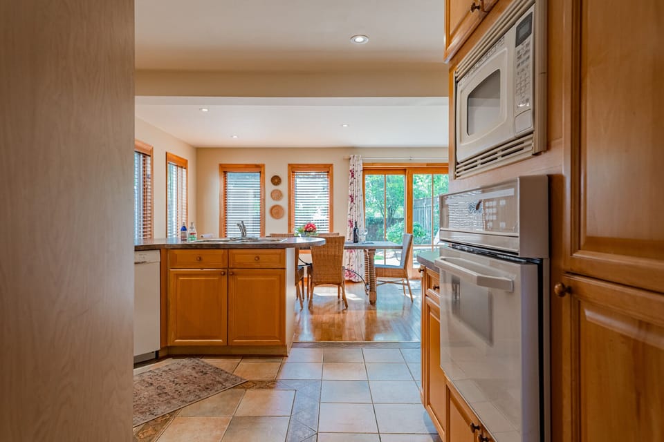 Wall oven and microwave - Summerhill House - Niagara-on-the-Lake