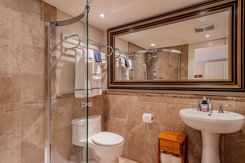 Middle bedroom ensuite with walk-in shower - Summerhill House - Niagara-on-the-Lake