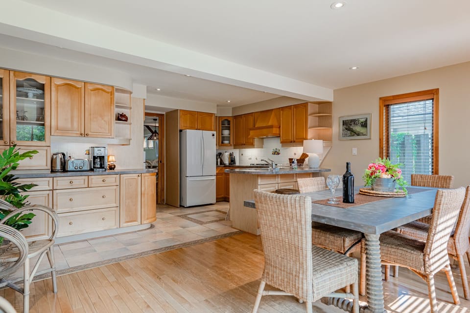 Open concept kitchen and dining room - Summerhill House - Niagara-on-the-Lake