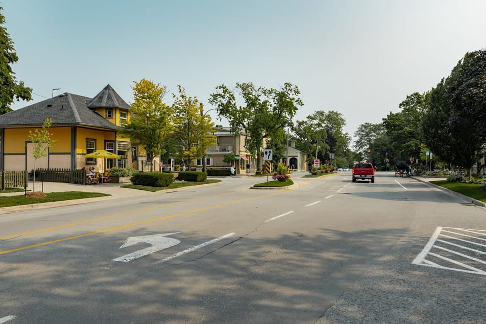 View of King Street. Balzacs Coffee Shop across the street - Summerhill House - Niagara-on-the-Lake