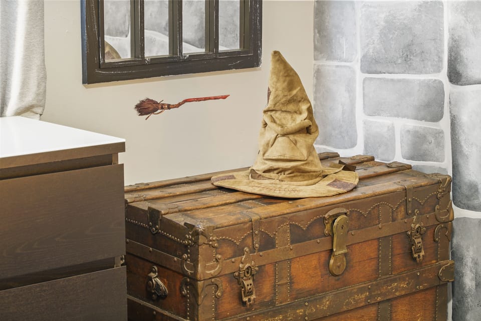 Harry Potter Themed Bedroom offers HP Chess Set, Puzzles and Unique Knick Knacks