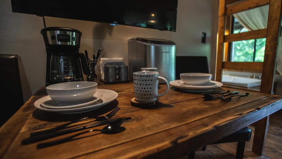 Dining, coffee and ice maker