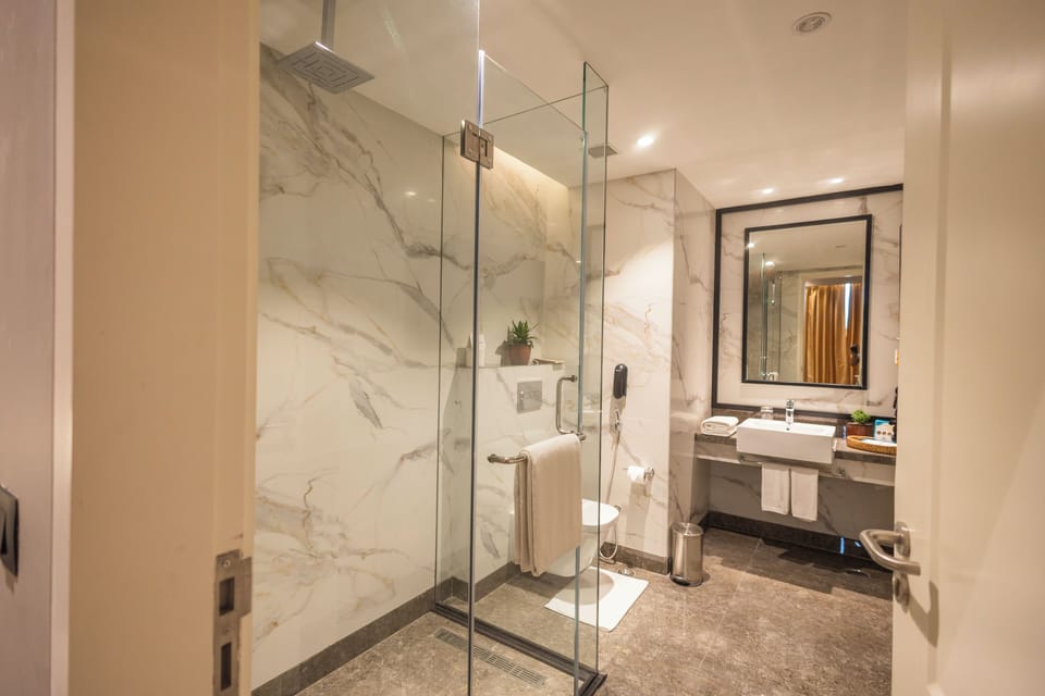Executive Suite | Bathroom | Shower, rainfall showerhead, free toiletries, hair dryer