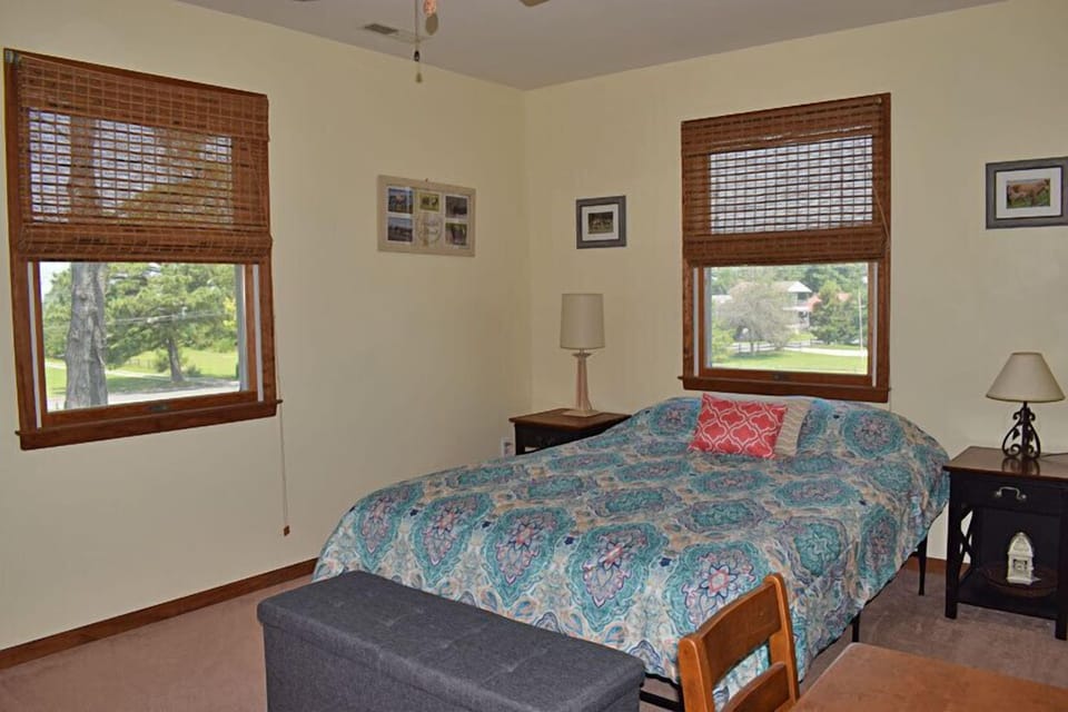 Second bedroom with queen bed