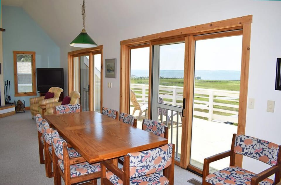 Plenty of Dining Space!