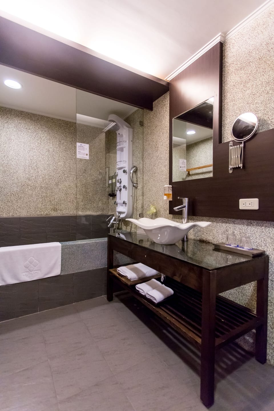 Shower, rainfall showerhead, free toiletries, hair dryer