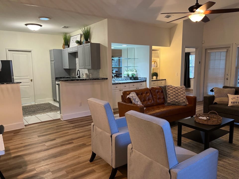 Spacious living room & kitchen