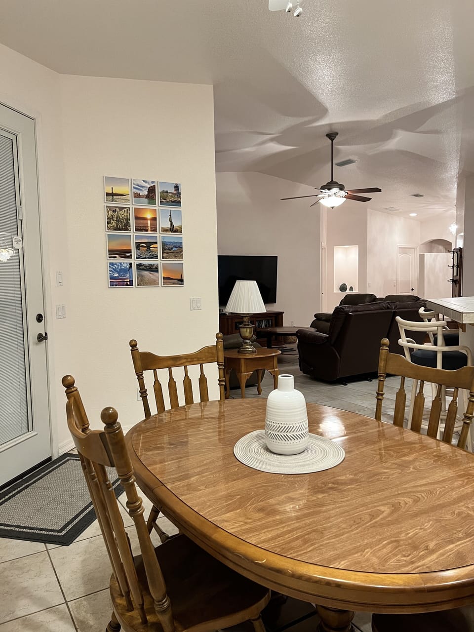 Kitchen dinette with open views to Family Room and Kitchen