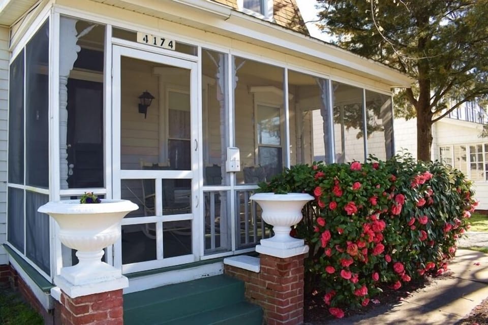 Beautiful Front Screened in Porch 