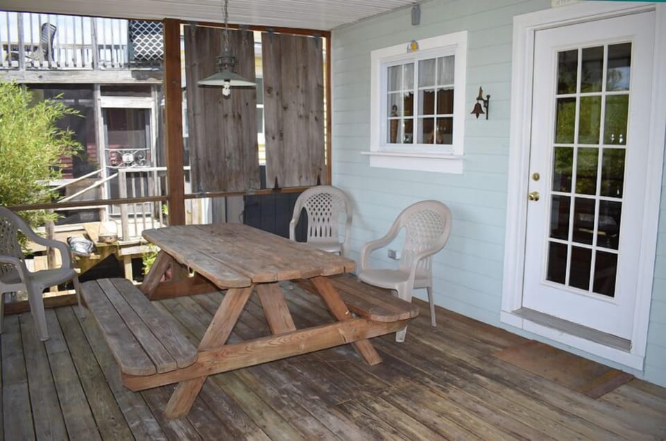 Picnic Area in Screened in Porch