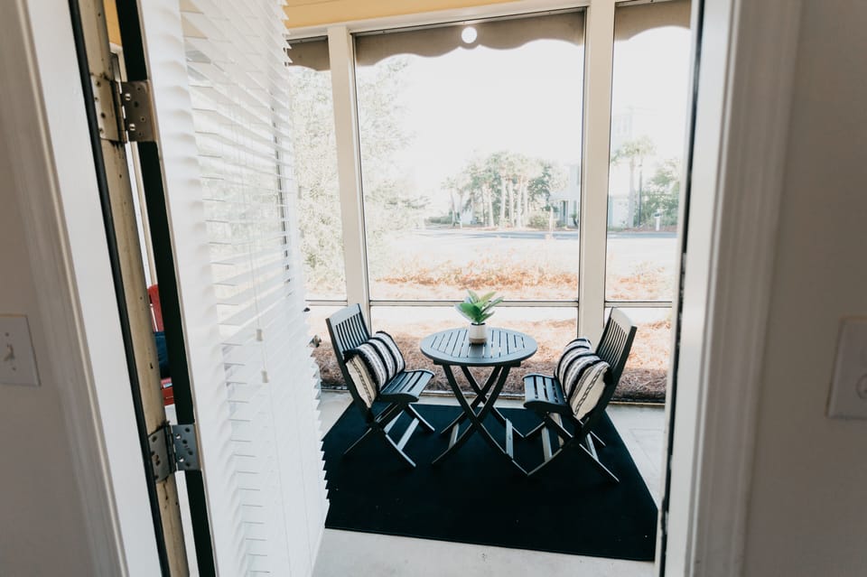 Screened in rear patio area, tons of seating
