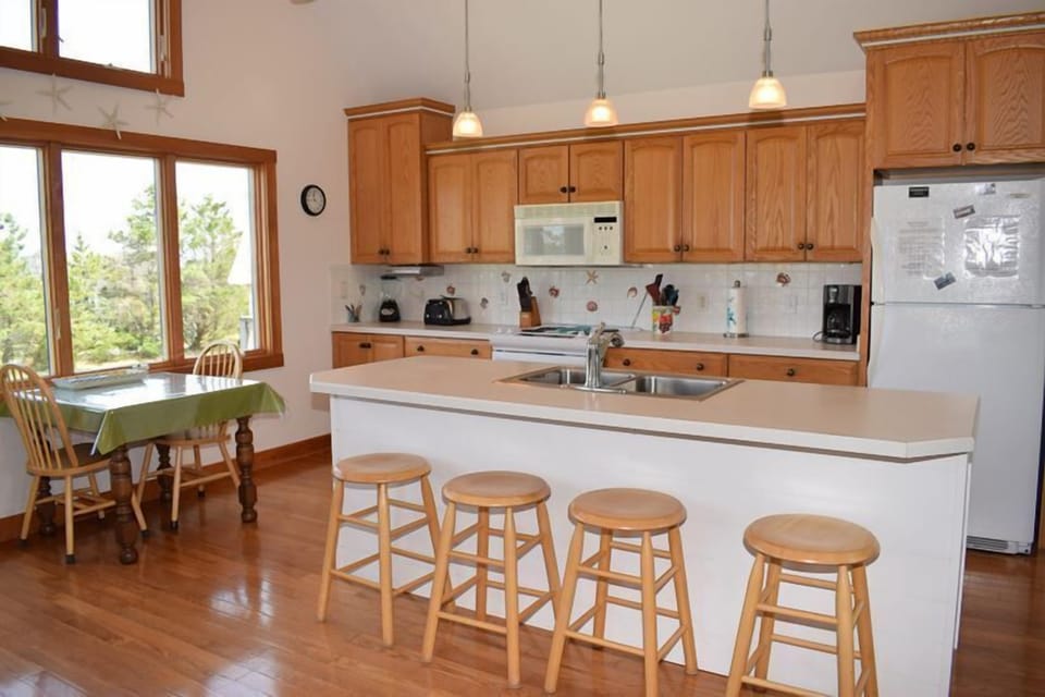 Fully equipped kitchen with in kitchen seating 