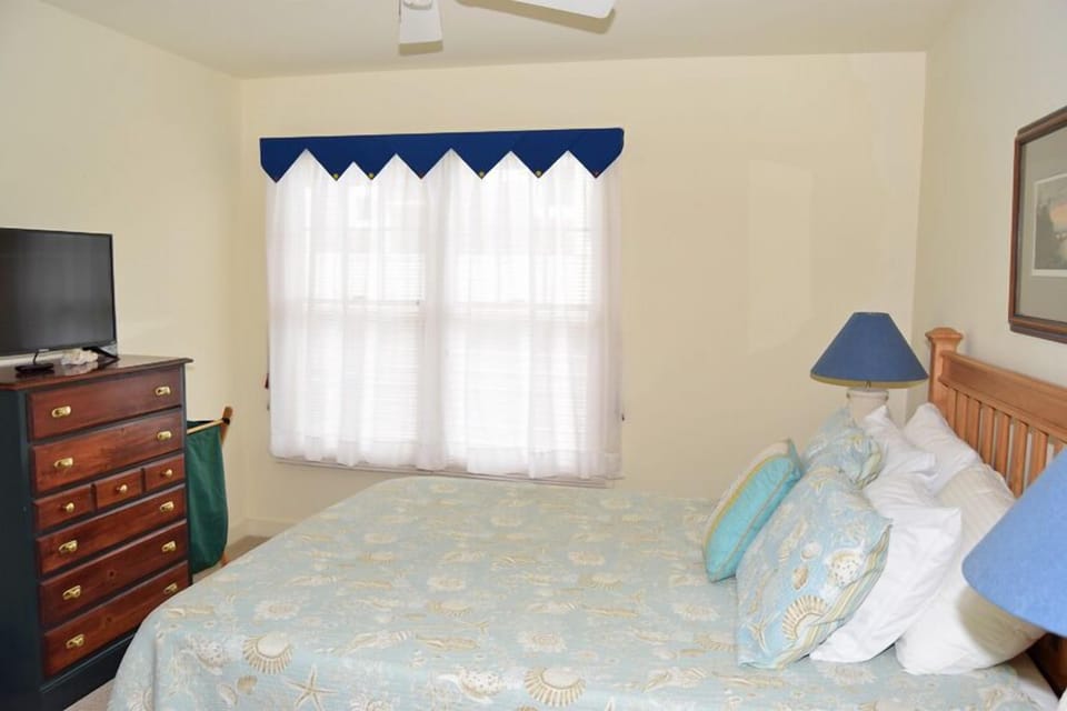 1st Floor Queen Bedroom