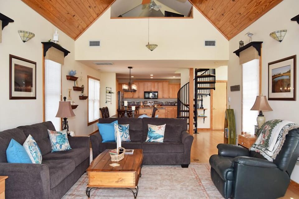 Large and Spacious Living Room 