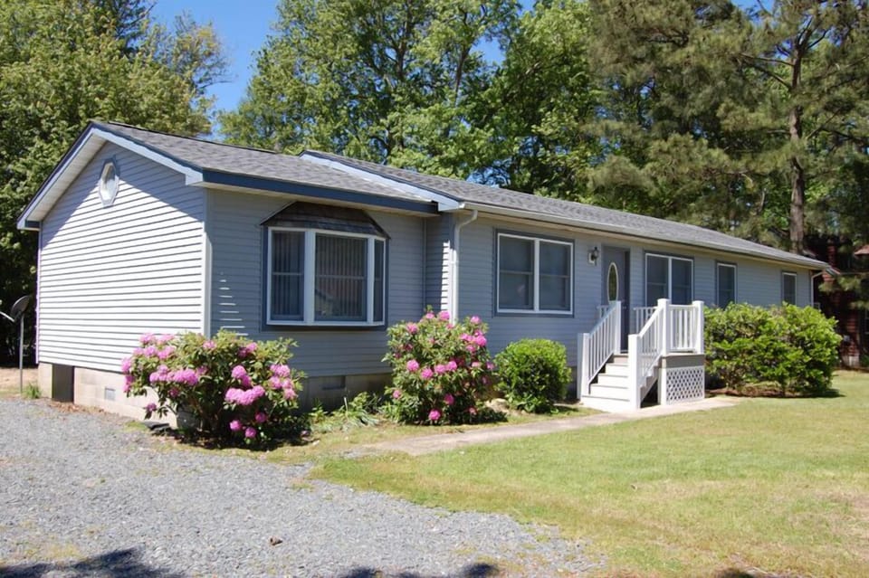 Conveniently located close to town and Memorial Park.